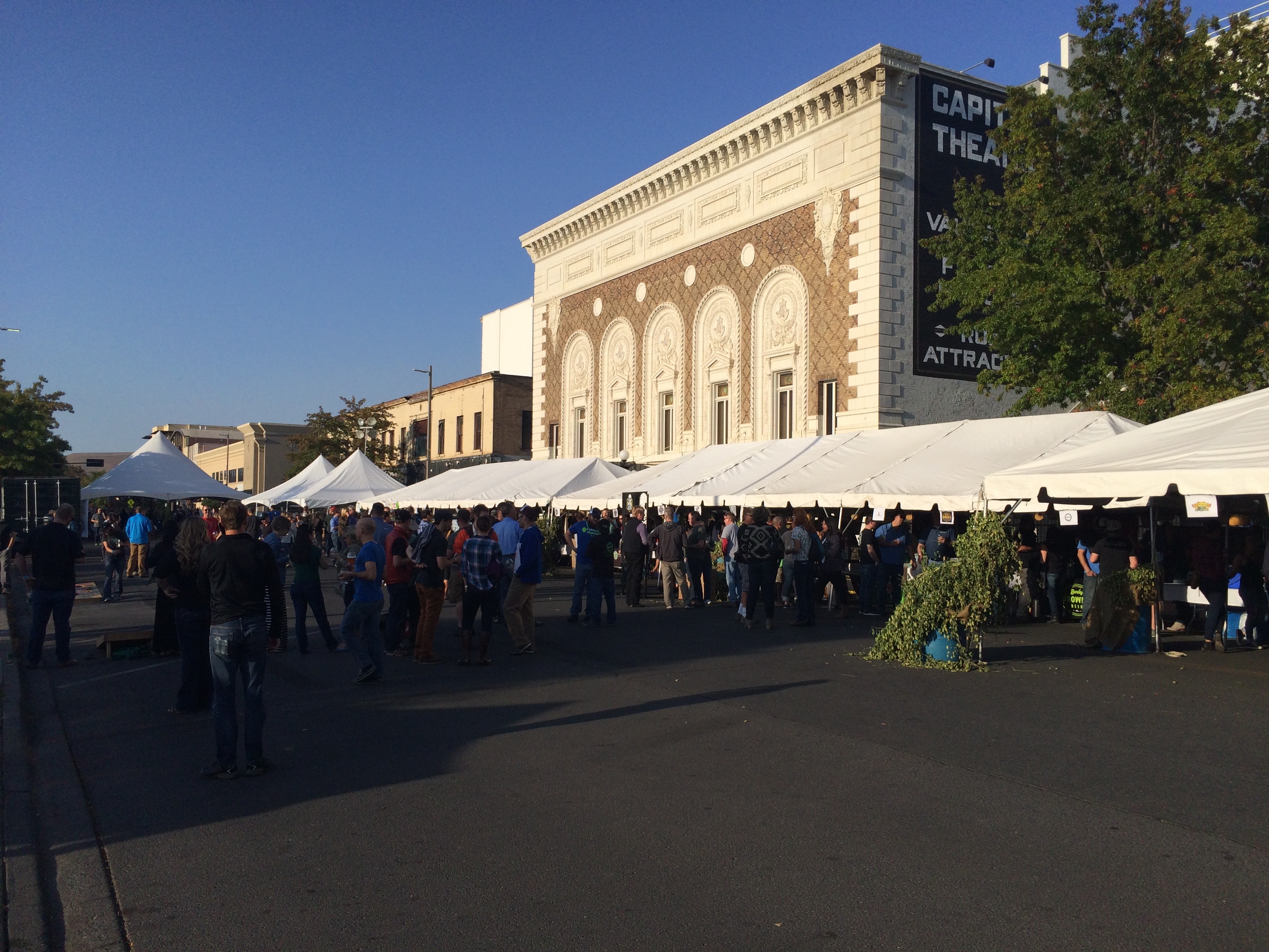 The early crowd at the 2015 Yakima Fresh Hop Ale Festival.