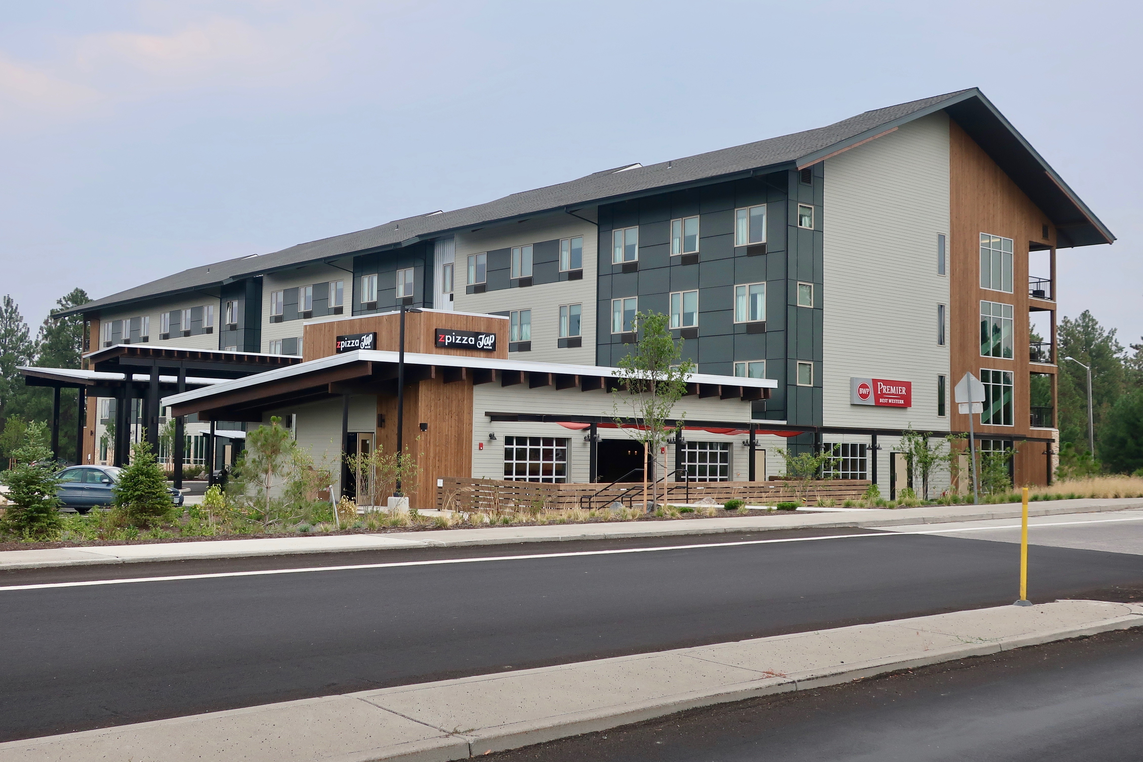 The Best Western Premier Peppertree Inn that features ZPizza Tap Room in Southwest Bend.